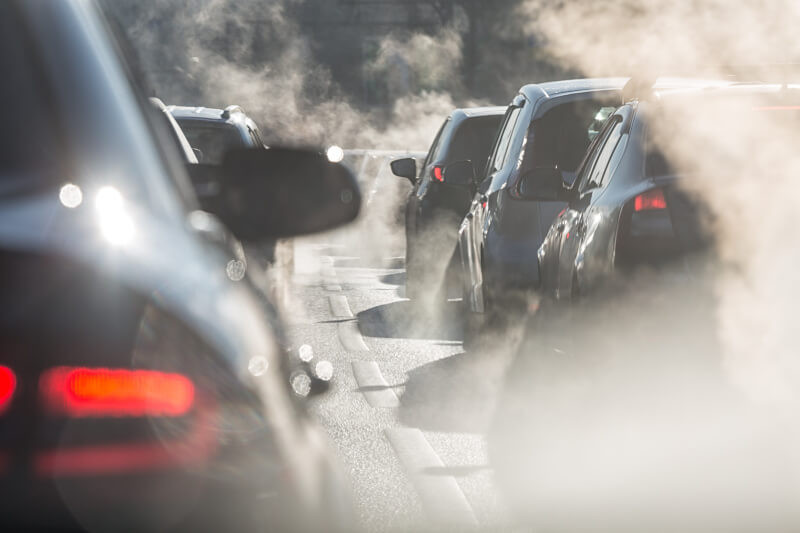 W wielu polskich miastach musimy się liczyć z występowaniem zjawiska smogu, które jest szczególnie niebezpieczne dla zdrowia i życia ludzi. Czy zatem poruszając się autem w ruchu miejskim, stojąc w korkach, narażamy siebie i naszych współpasażerów dodatkowo na niebezpieczeństwo?